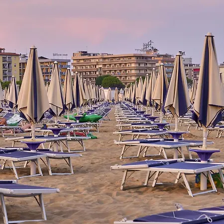 Διαμέρισμα Bright Steps From The Sea