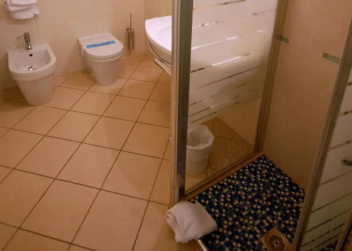 Bright Steps From The Sea شقة