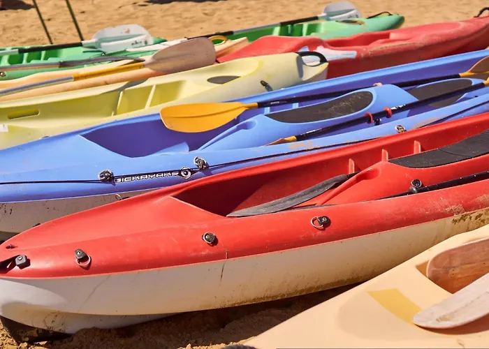 شقة Bright Steps From The Sea